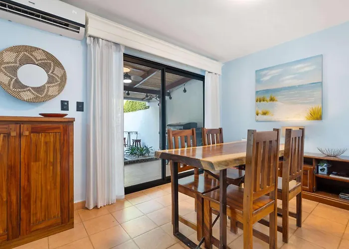 Vakantiehuis Spacious With Private Pool & Covered Patio Near The