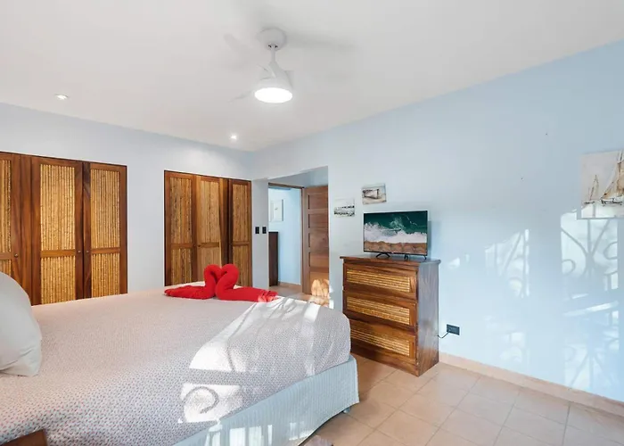 Spacious With Private Pool & Covered Patio Near The Сasa de vacaciones Playa Flamingo