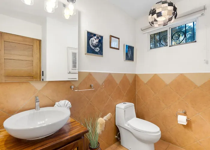 Spacious With Private Pool & Covered Patio Near The