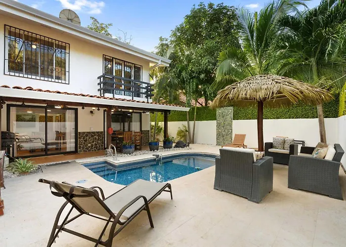 Spacious With Private Pool & Covered Patio Near The